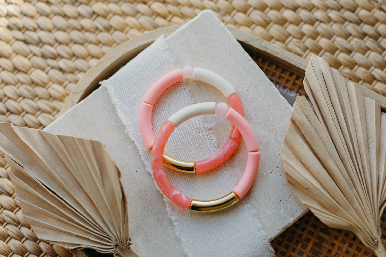 Perlenarmband mit Tube Perlen in Gold, Rosa, Pink und Creme