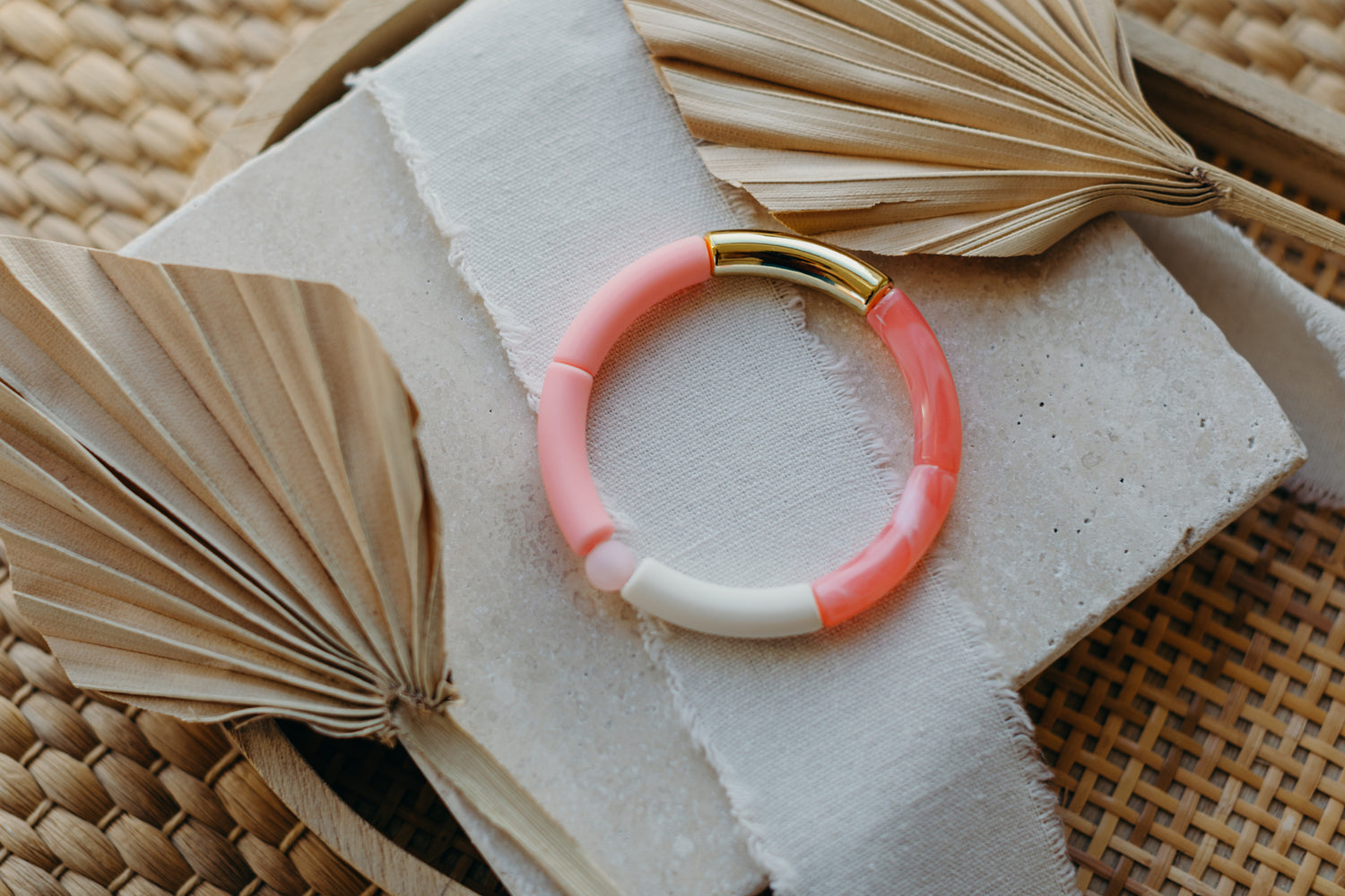 Perlenarmband mit Tube Perlen in Gold, Rosa, Pink und Creme