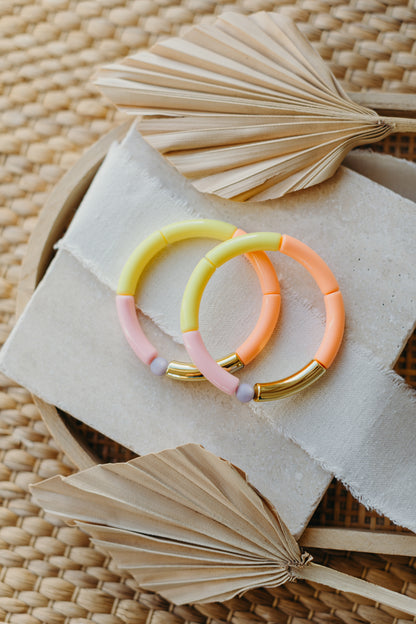 Perlenarmband mit Tube Perlen in Gold, Rosa, Gelb und Orange