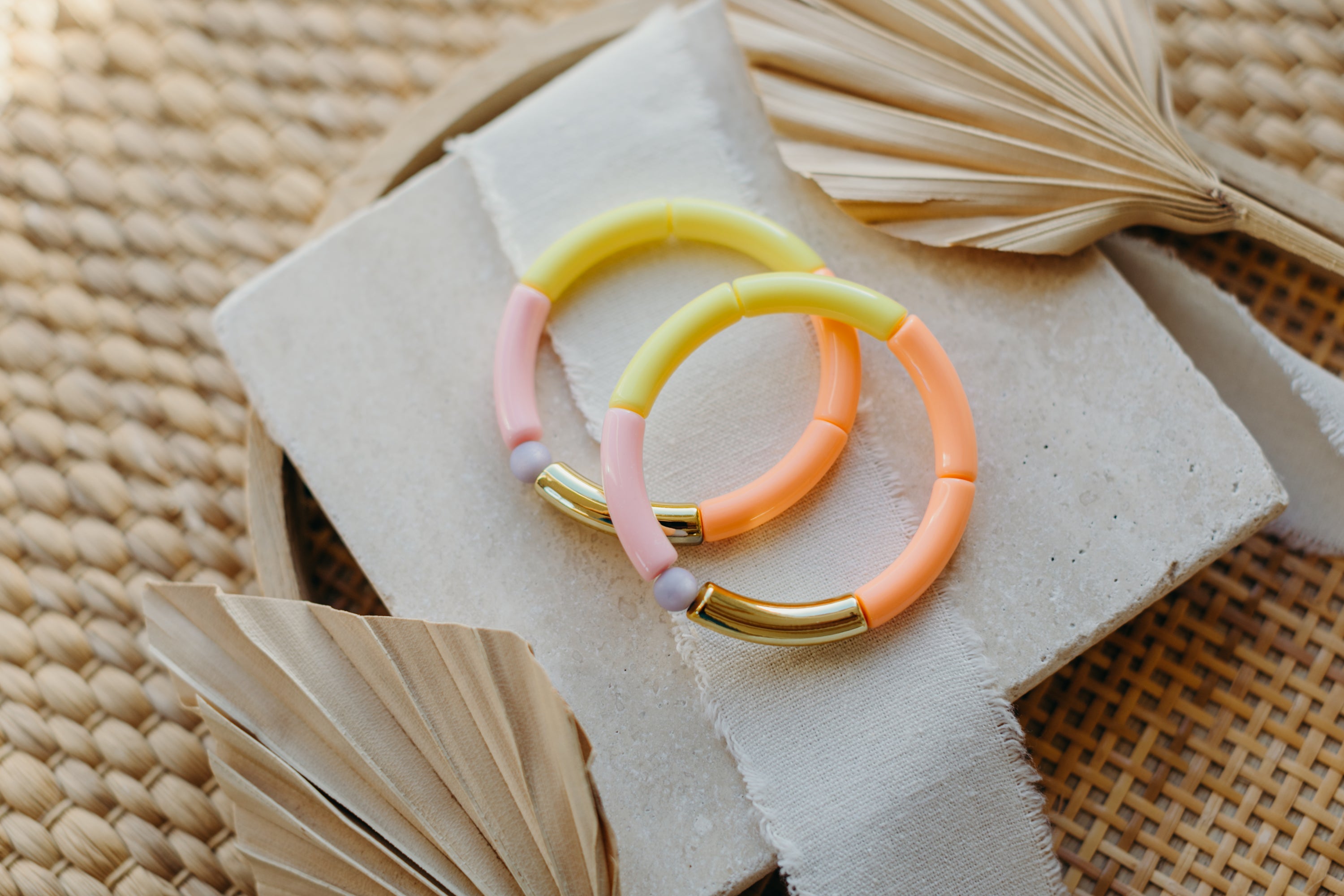 Perlenarmband mit Tube Perlen in Gold, Rosa, Gelb und Orange