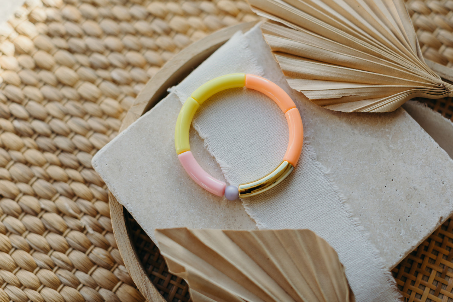 Perlenarmband mit Tube Perlen in Gold, Rosa, Gelb und Orange