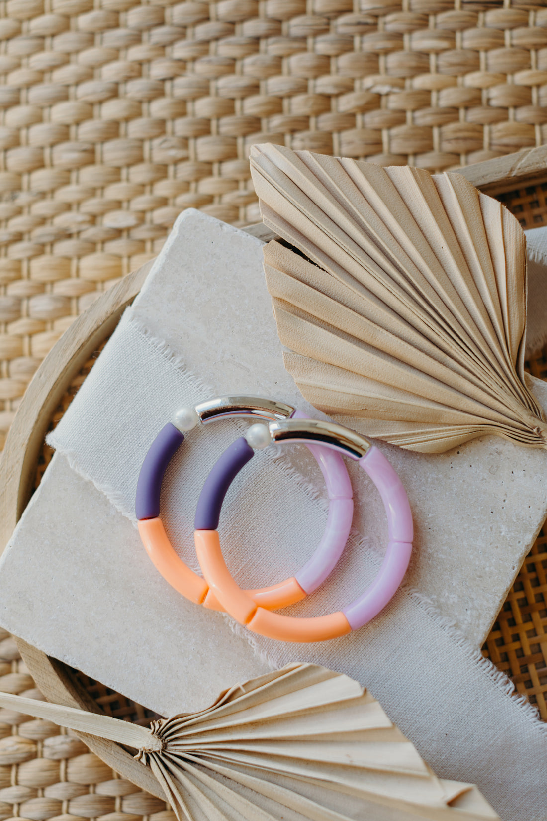 Perlenarmband mit Tube Perlen in Silber, Orange, Rosa und Lila