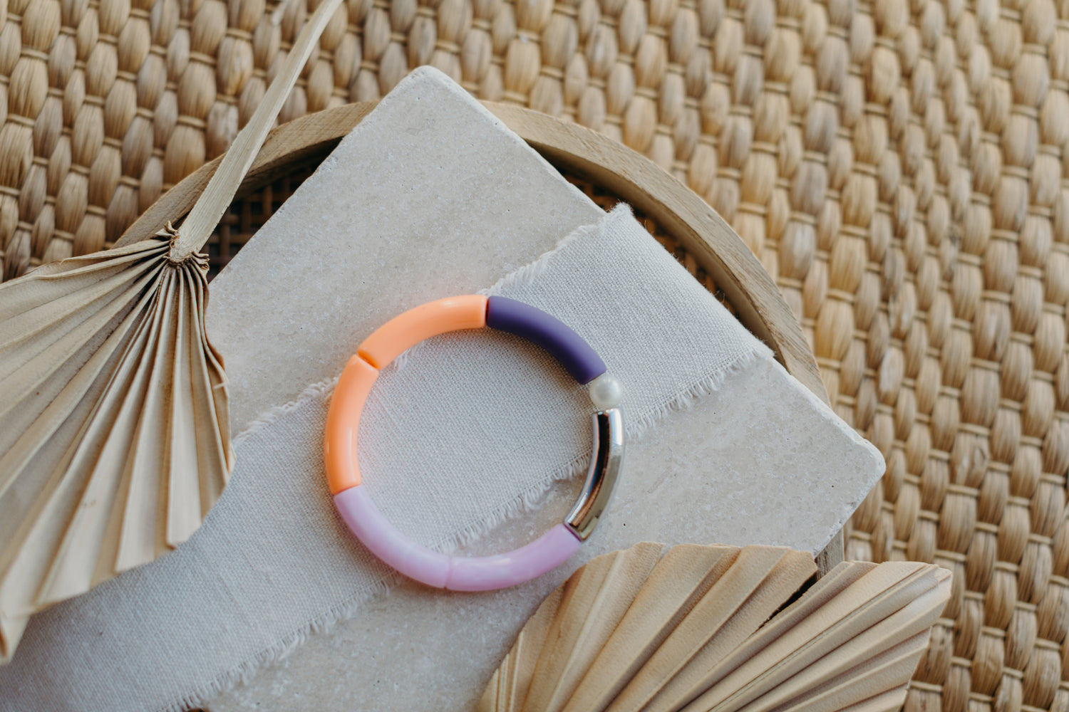 Perlenarmband mit Tube Perlen in Silber, Orange, Rosa und Lila