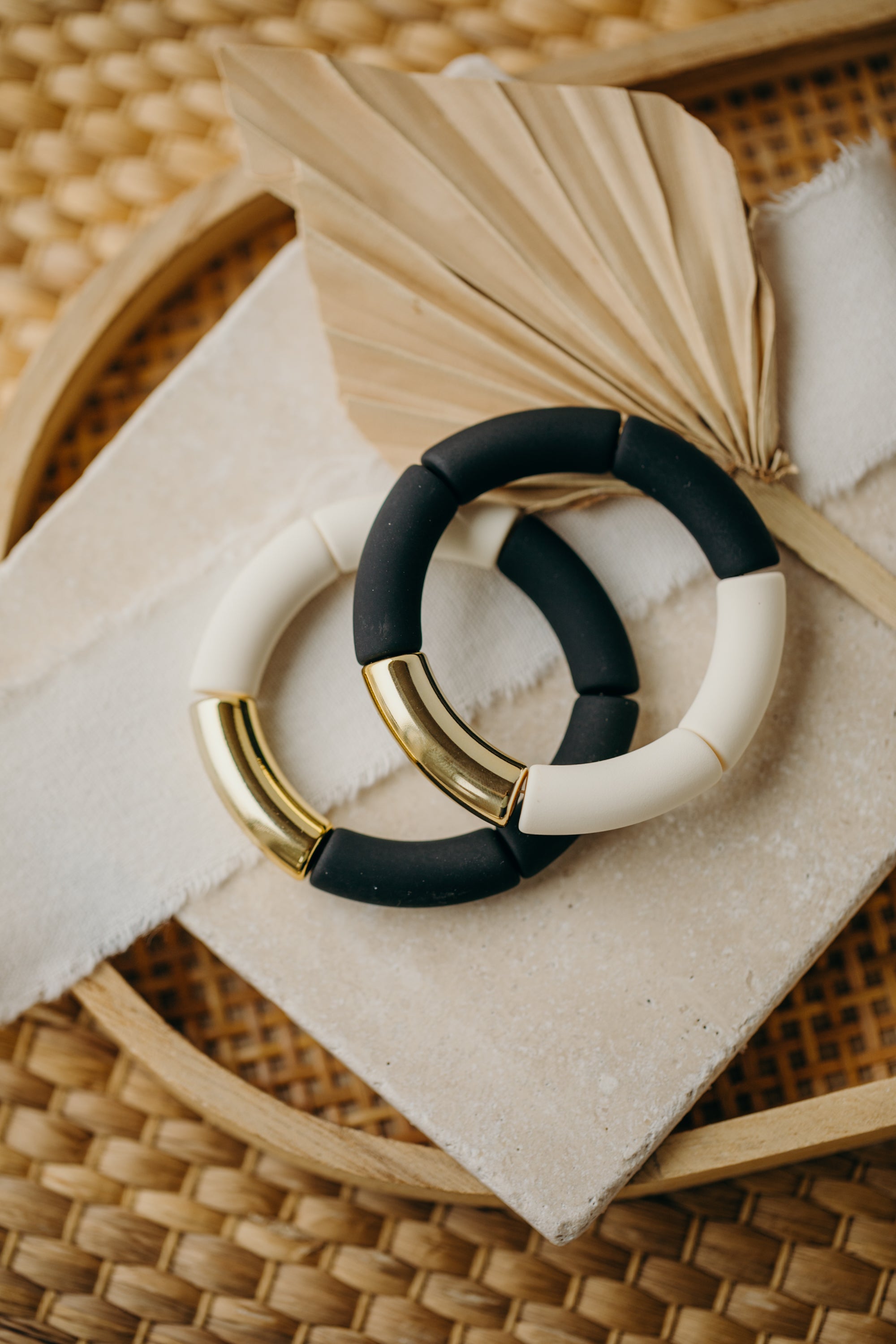 Perlenarmband mit Tube Perlen in Gold, Weiß, und Schwarz