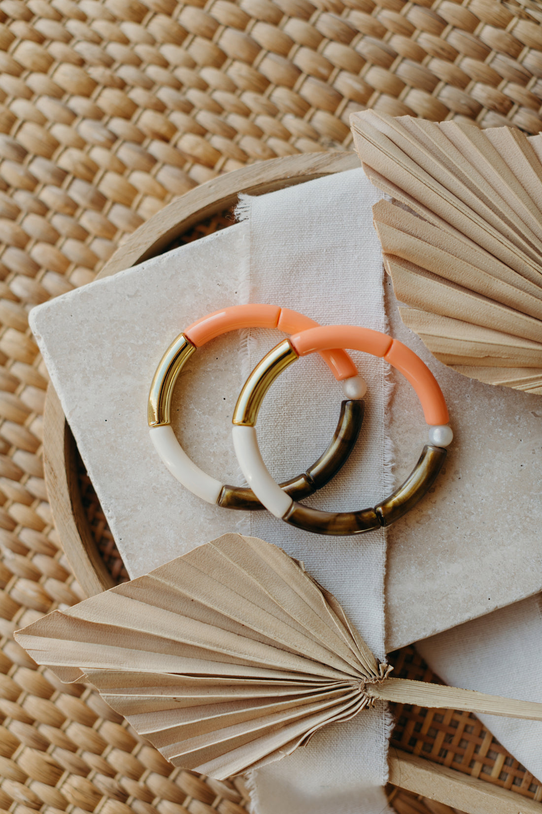 Perlenarmband mit Tube Perlen in Gold, Orange, Braun und Weiß