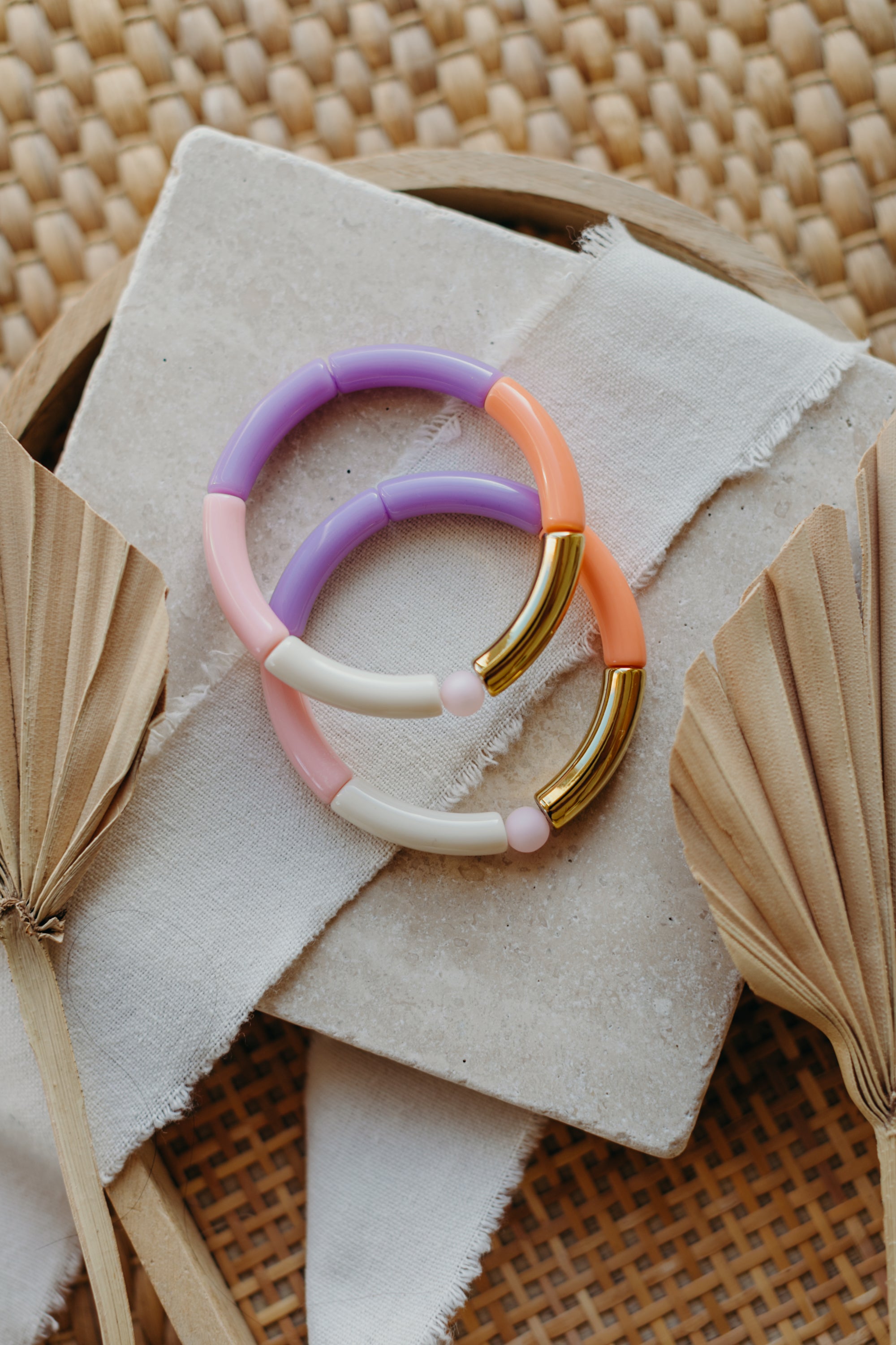 Perlenarmband mit Tube Perlen in Gold, Rosa, Orange, Lila und Creme