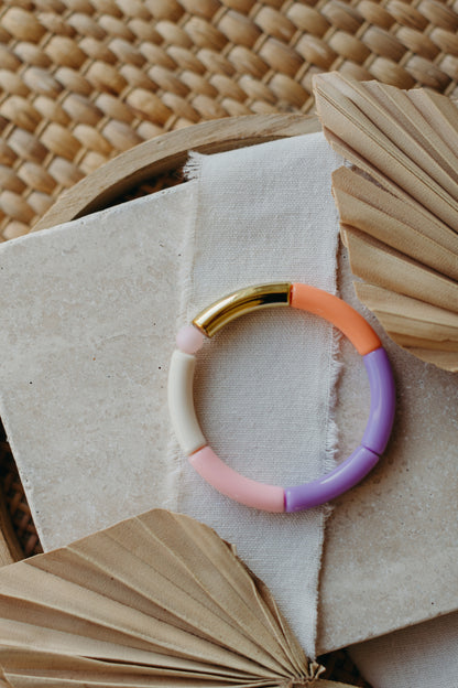 Perlenarmband mit Tube Perlen in Gold, Rosa, Orange, Lila und Creme