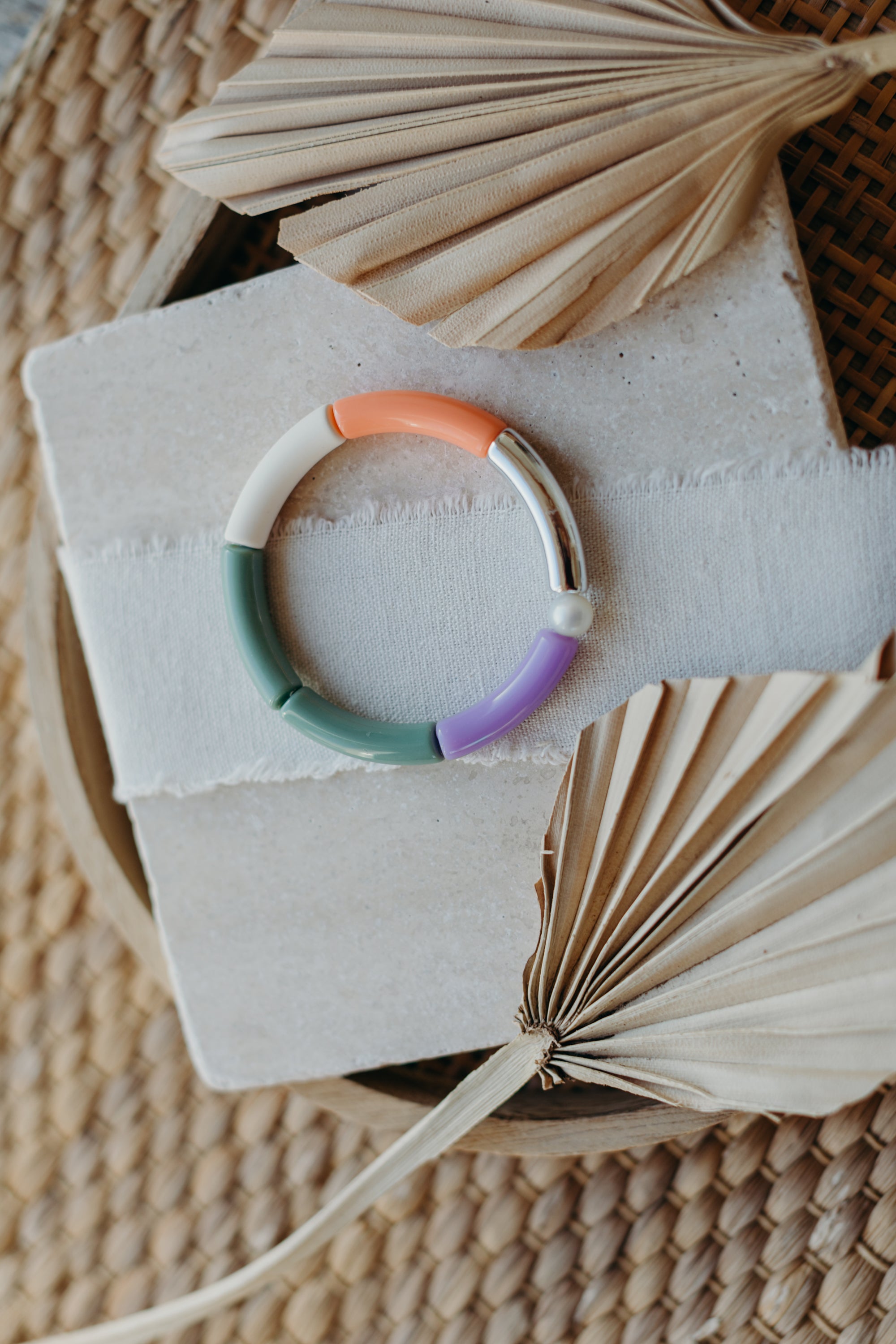 Perlenarmband mit Tube Perlen in Silber, Grün, Orange und Creme