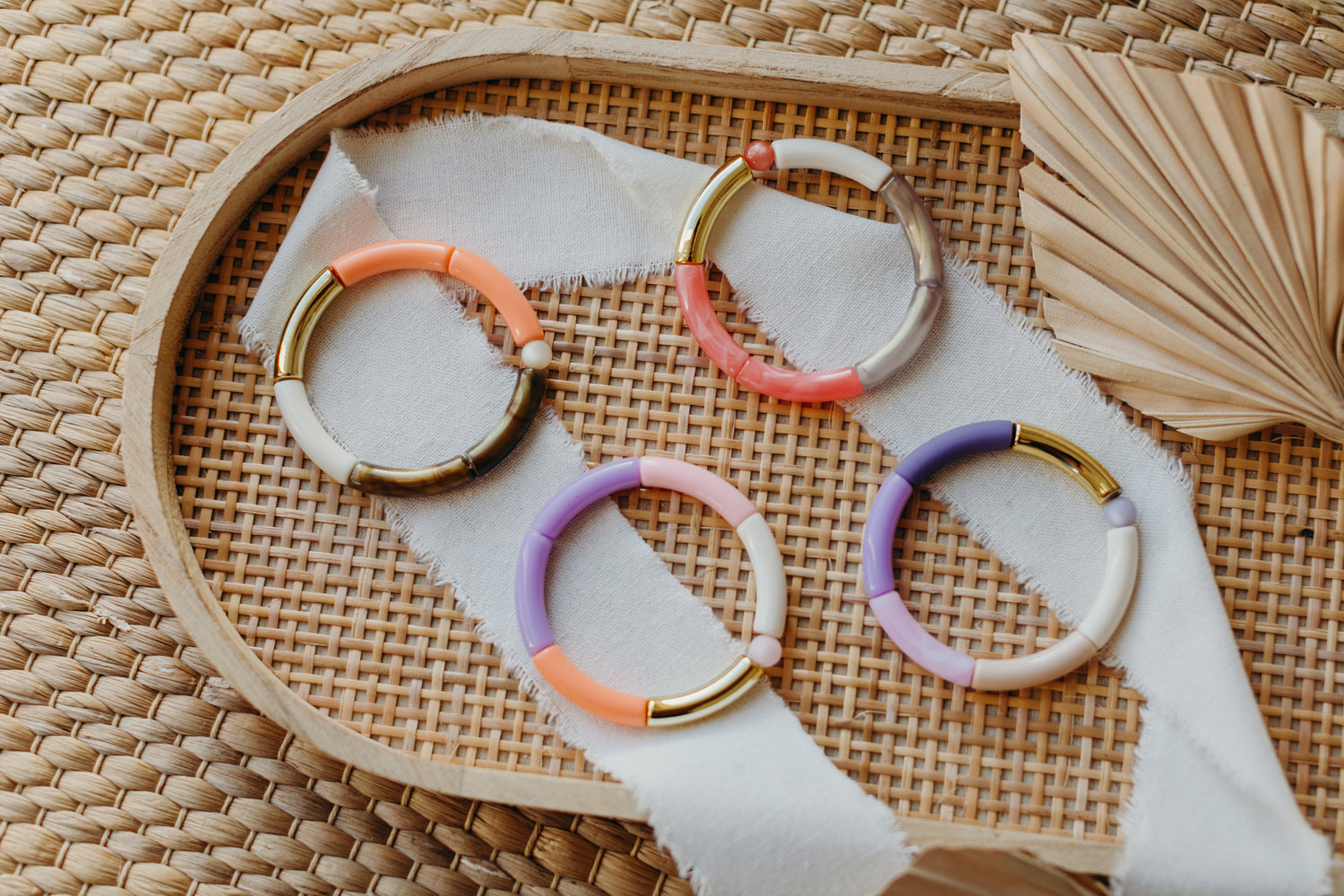 Perlenarmband mit Tube Perlen in Gold, Rosa, Orange, Lila und Creme