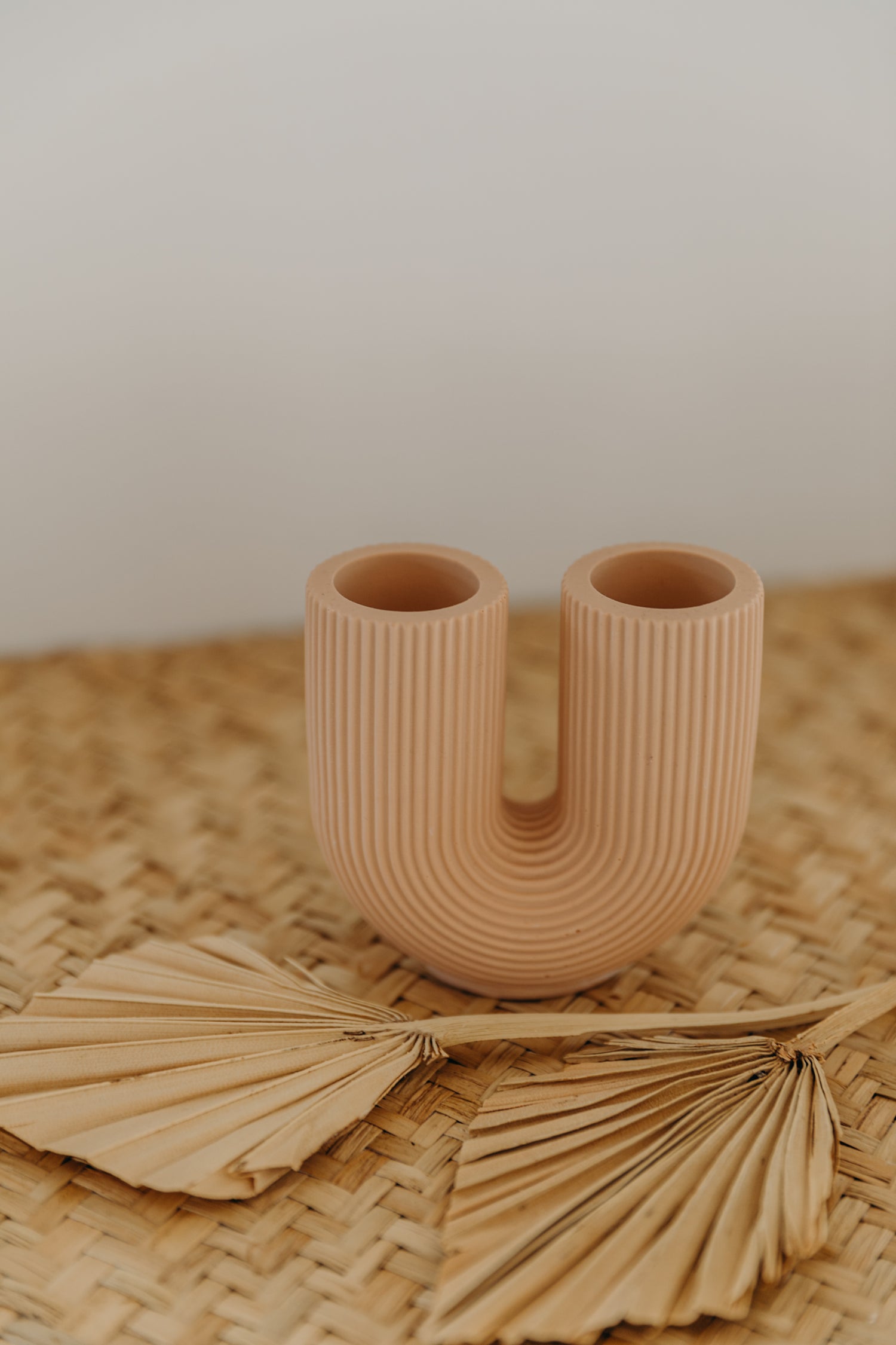 kleine altrosa Vase in U-Form