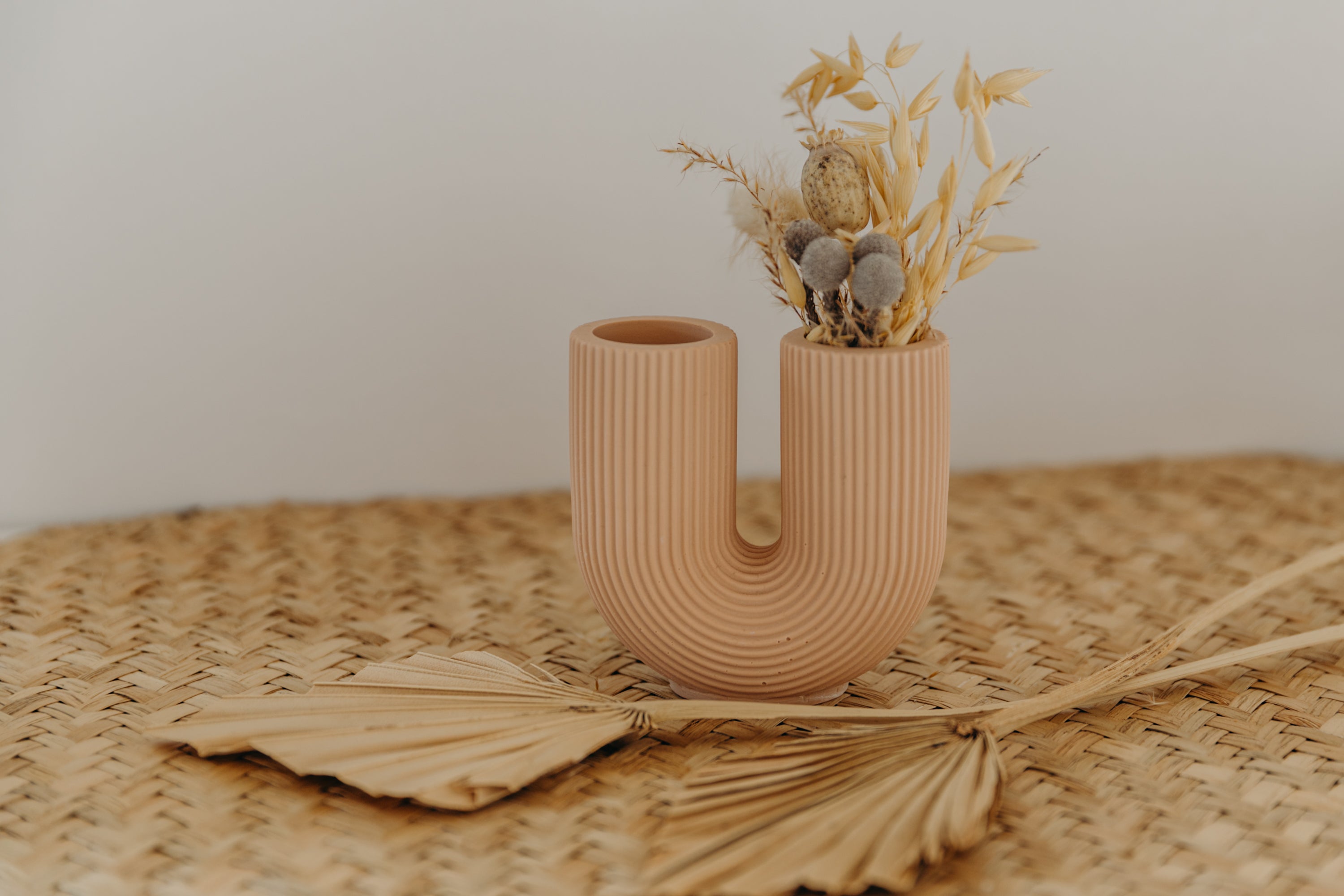 kleine altrosa Vase in U-Form