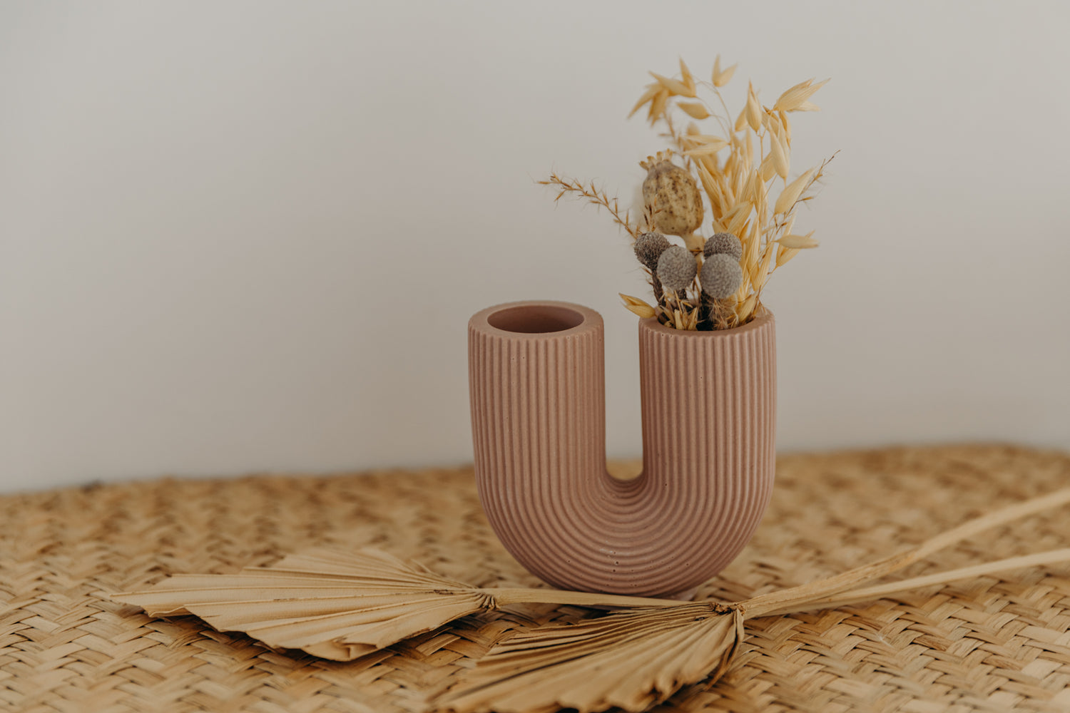 kleine lila  Vase in U-Form