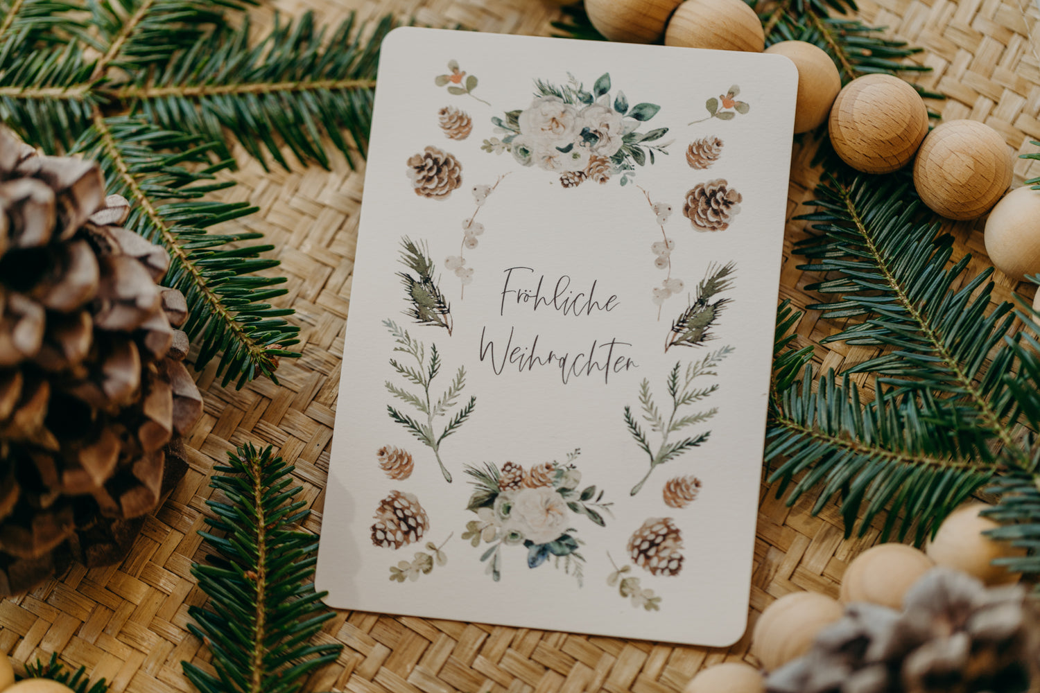 Weihnachtspostkarte Boho Blumen &amp; Tannenzapfen