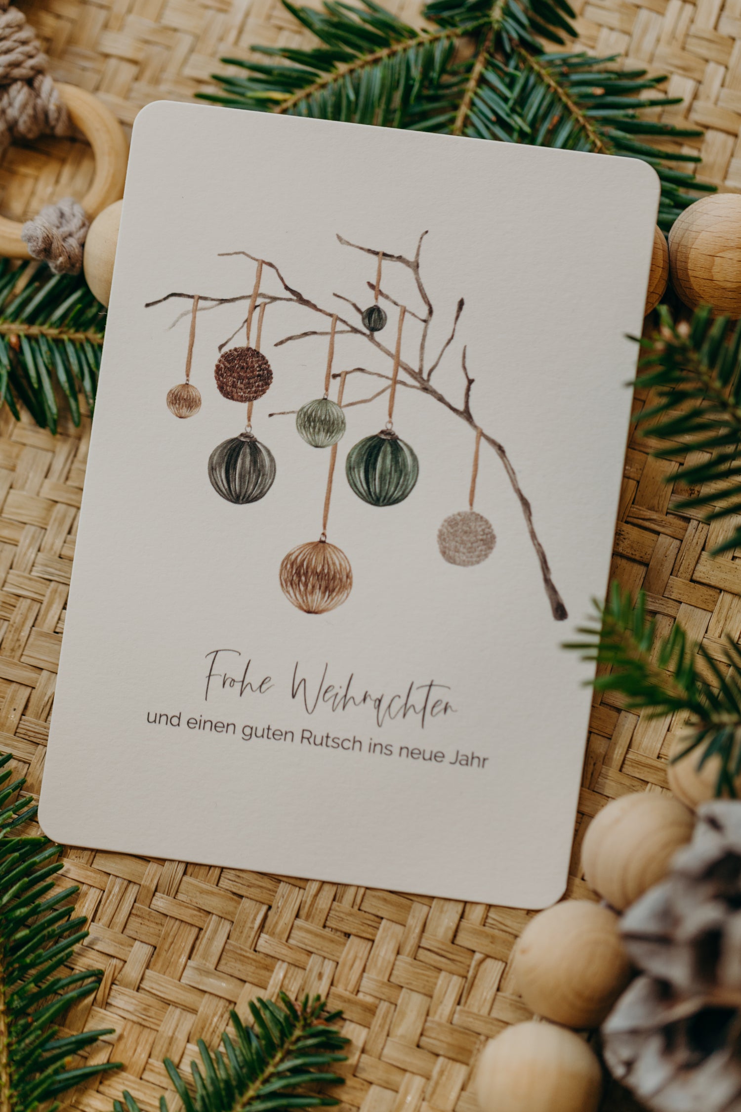 Weihnachtspostkarte Tannenzweig mit Christbaumkugeln