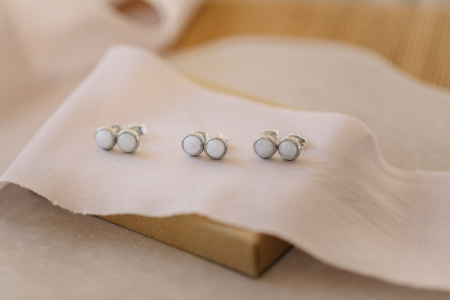 white jade gemstone stud earrings silver (6 mm)