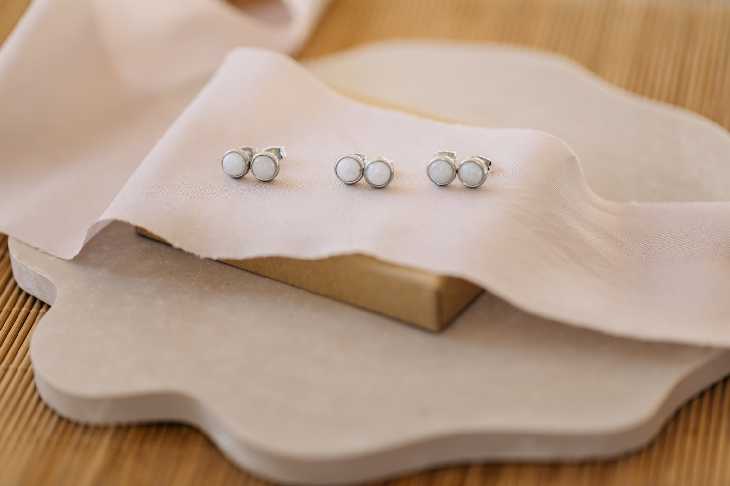 white jade gemstone stud earrings silver (6 mm)