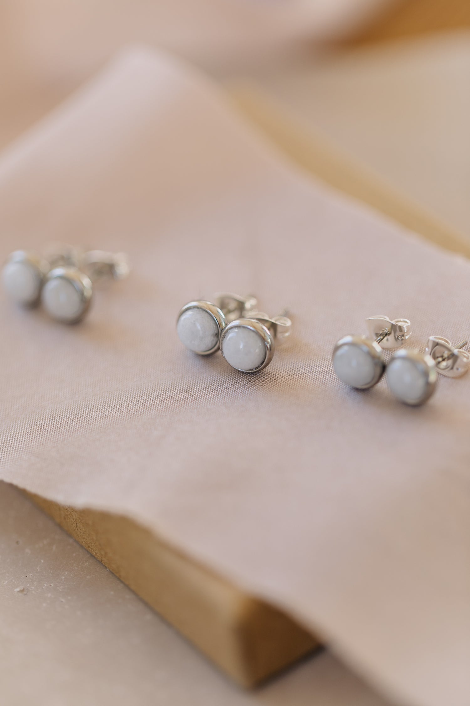 white jade gemstone stud earrings silver (6 mm)